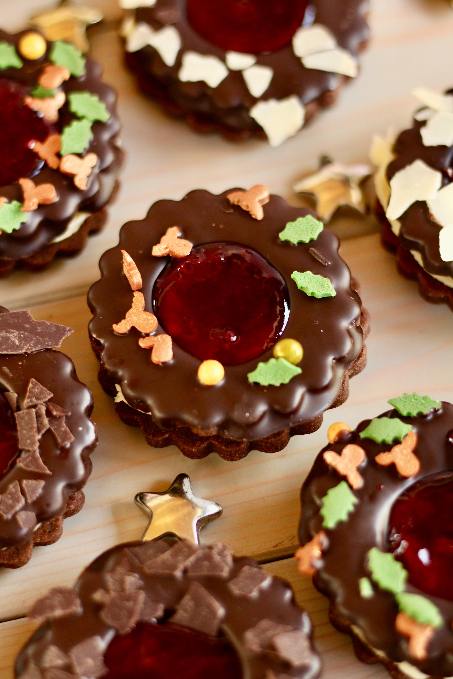 Zauberhafte Weihnachtsstreusel in Rot, Grün und Weiß - mit süßen Elchen