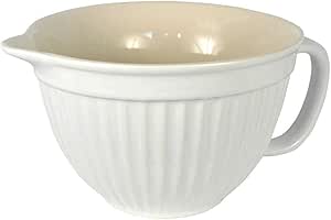 Weiße Rührschüssel im Landhausstil